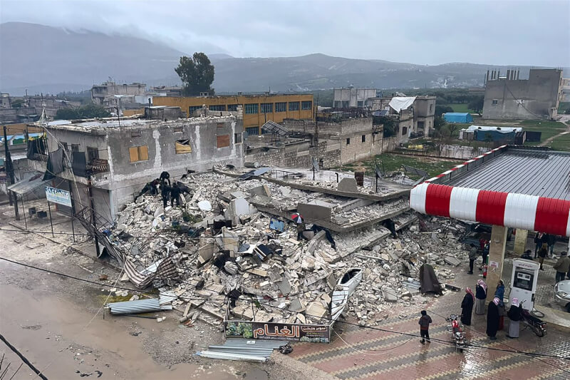 敘利亞伊德利布省一棟建築6日受土耳其強震影響倒塌。（美聯社）