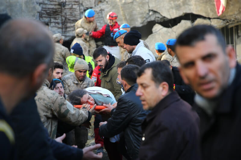 土耳其哈泰的伊斯肯德隆醫院6日因強震倒塌，救難人員從斷垣殘壁中救出一名女子。（安納杜魯新聞社）