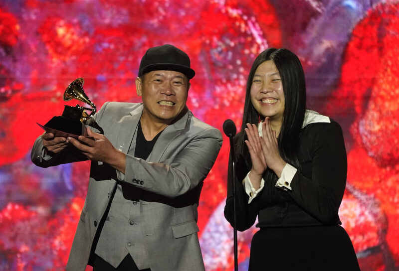 台灣設計師蕭青陽（左）與女兒蕭君恬合作的唱片包裝作品奪第65屆葛萊美獎最佳唱片包裝。（美聯社）