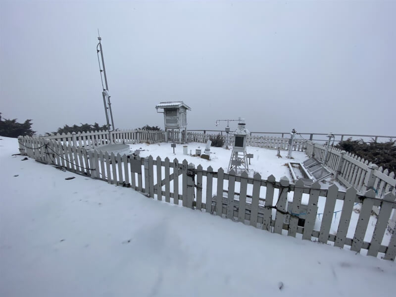 氣象局表示，玉山氣象站（圖）今年1月平均氣溫為3度，較氣候平均值負0.5度高了3.5度，創歷年同期最高紀錄。（中央氣象局提供）