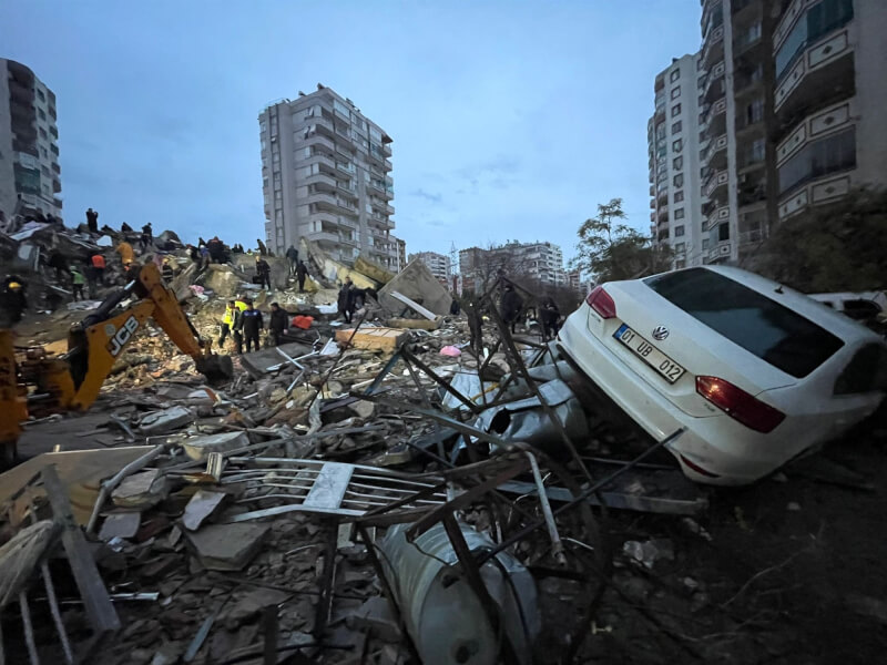 土耳其東南部靠近敘利亞地區6日發生規模7.8強震，多棟建築倒塌。圖為阿達那省地震後景象。（安納杜魯新聞社）