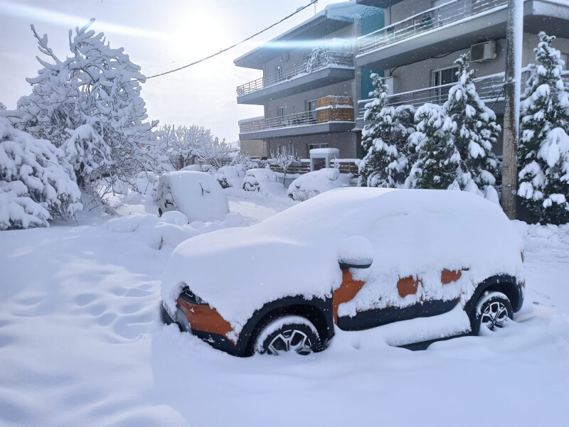 希臘面臨冬季風暴，6日在雅典周圍的阿提卡地區帶來大量降雪。（圖取自facebook.com/Meteo.Gr）