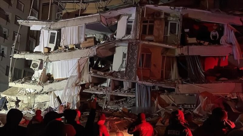 土耳其卡拉曼馬拉斯省街上建物倒塌。（安納杜魯新聞社）