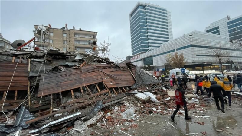 土耳其東南部與敘利亞接壤的省份6日發生規模7.8強震，至少118人喪生，死亡人數仍會增加。圖為加濟安泰普省街上建物倒塌。（安納杜魯新聞社）