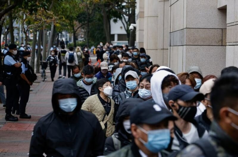 香港泛民主派3年前發起的立法會初選案被指觸犯國安法，案件6日開審，法院外群眾排隊等待入內旁聽。（路透社）