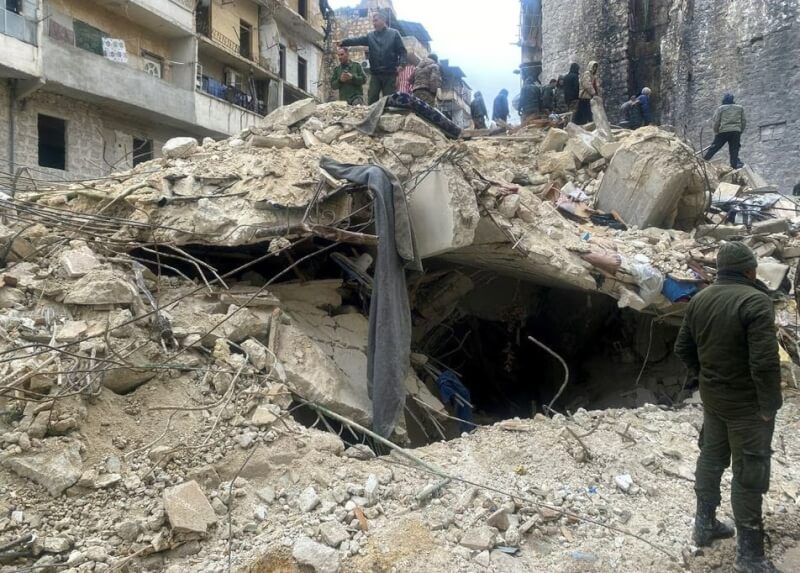 土耳其東南部靠近敘利亞地區6日發生芮氏規模7.8強震，敘利亞阿勒坡一處建築物倒塌。（路透社）