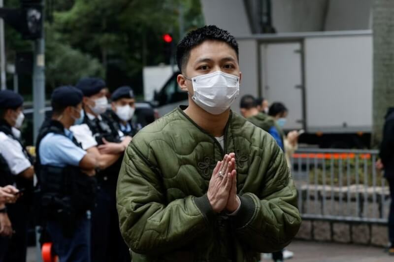 香港前公民黨成員李予信（前）因民主派初選案，被控違反港區國安法，案件於6日開審。（路透社）