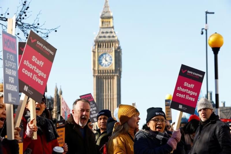 英國護理師6日在倫敦發起罷工，抗議薪資漲幅追不上通貨膨脹。（路透社）