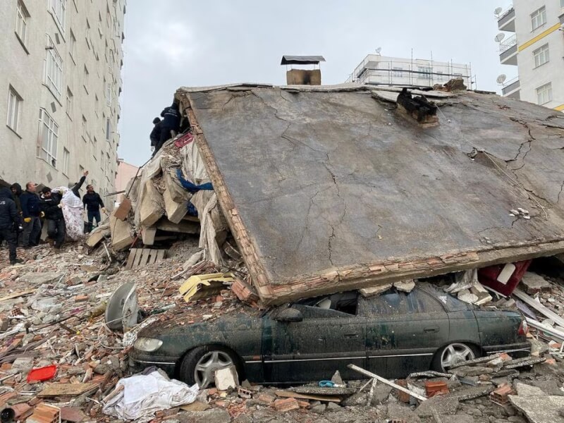 土耳其東南部最大城市迪亞巴克爾的建築物6日因強震倒塌而壓毀車輛。（路透社）