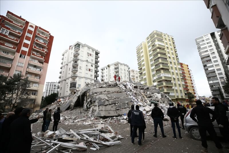 土耳其6日發生強震，原本多層樓的建物被震垮夷平，救援人員7日持續在瓦礫堆中尋找倖存者。（安納杜魯新聞社）