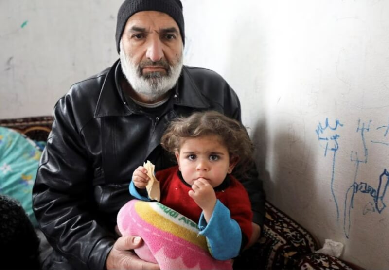 土耳其南部與敘利亞接壤地區發生規模7.8強震，救難人員從敘利亞城市阿薩茲廢墟中救出18個月大的女童伊斯梅爾（前），但她的媽媽和手足都罹難。（路透社）