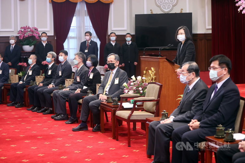 總統蔡英文（右3）7日上午在總統府接見「111年全國模範公務人員代表」，致詞勉勵獲獎人員。中央社記者鄭傑文攝  112年2月7日