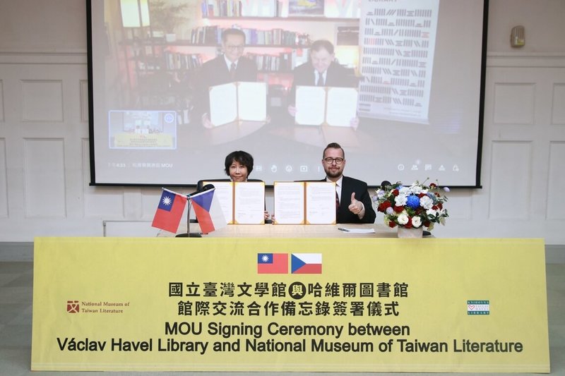 國立台灣文學館和捷克布拉格的哈維爾圖書館6日簽署合作備忘錄，且預定2024年在台灣舉辦捷克文學展。（台灣文學館提供）中央社記者張榮祥台南傳真  112年2月7日