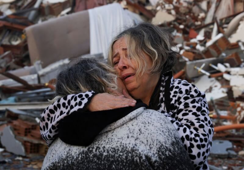 土耳其強震釀慘重傷亡，一名婦人7日在哈泰省難過地與其他民眾相擁。（路透社）