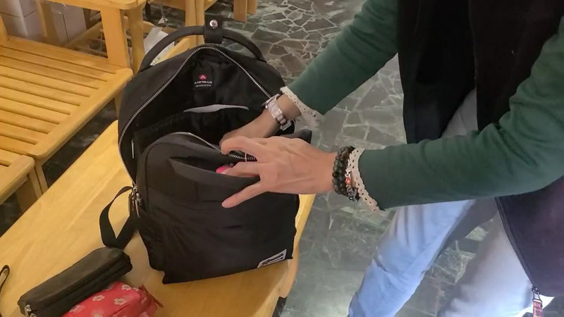 屏東蔡姓女子帶著新台幣87萬元現金搭車返鄉,卻忘了將背包一起帶下車,心急報案,經警方聯繫客運公司後順利找回,背包內現金87萬元也無短少。(警方提供)中央社記者李卉婷傳真 112年2月7日