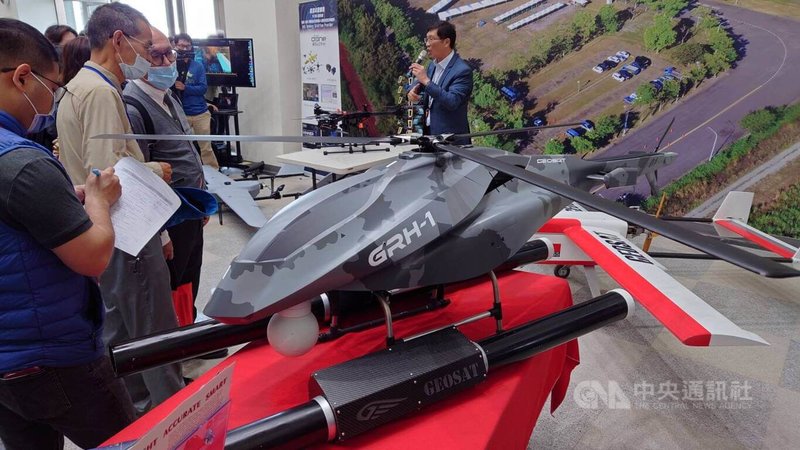 嘉義縣亞洲無人機AI創新應用研發中心的進駐單位7日展示最新型無人機，其中一款戰術偵搜無人直升機可掛載火箭彈，相當引人注目。中央社記者蔡智明攝  112年2月7日
