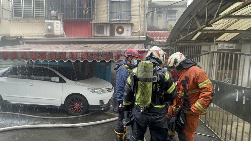 桃園市大溪區一棟民宅7日上午發生火警，消防局獲報立即出動人車搶救，救出嚴重灼傷的游姓女子及鄧姓女子，游女的3歲女兒不幸葬身火窟。（桃園市政府消防局提供）中央社記者吳睿騏桃園傳真  112年2月7日