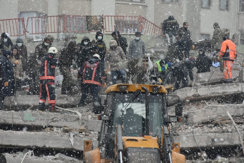 土耳其與敘利亞6日發生強震，搜救隊員在土耳其南方馬拉特雅省一處瓦礫堆中救災。（安納杜魯新聞社）