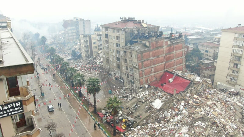 土耳其南部與敘利亞接壤的地區當地時間6日清晨發生芮氏規模7.8強震，目前土、敘兩地罹難人數超過3800人。圖為卡拉曼馬拉斯省多棟建物因地震倒塌。（路透社）