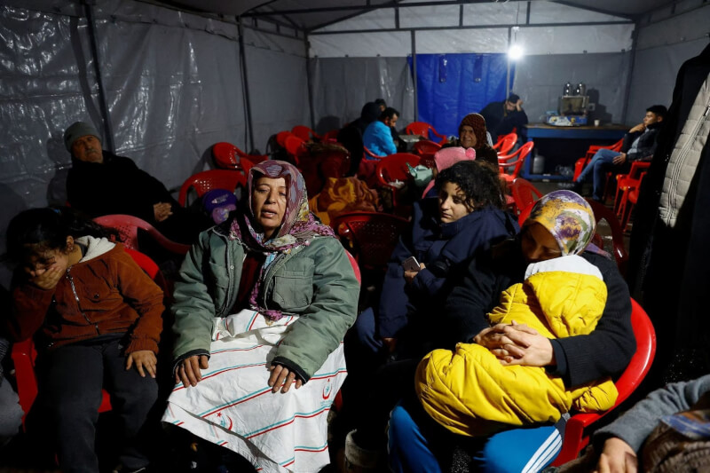 土耳其與敘利亞6日發生強震，強震後奧斯曼尼耶省民眾聚集在避難所。（路透社）