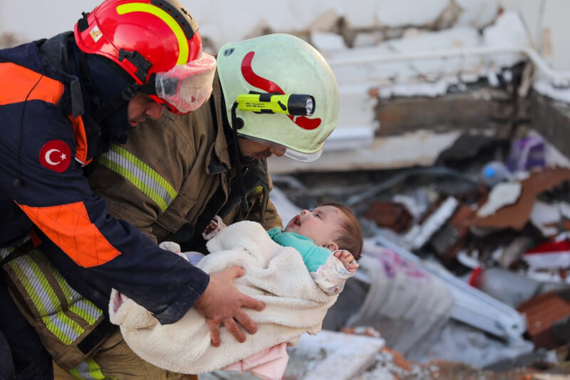 土耳其6日清晨發生規模7.8強震，經過29個小時之候，救援人員於倒塌的建築物下方救出一名嬰兒。（安納杜魯新聞社）