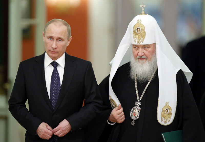 圖為2013年俄羅斯總統蒲亭（左起）與俄羅斯東正教牧首基里爾參加東正教高級神職人員會議。（美聯社）