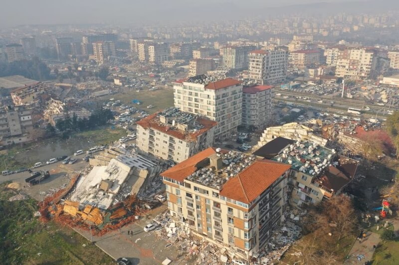 土耳其哈泰省多棟建築物受強震影響倒塌。（路透社）