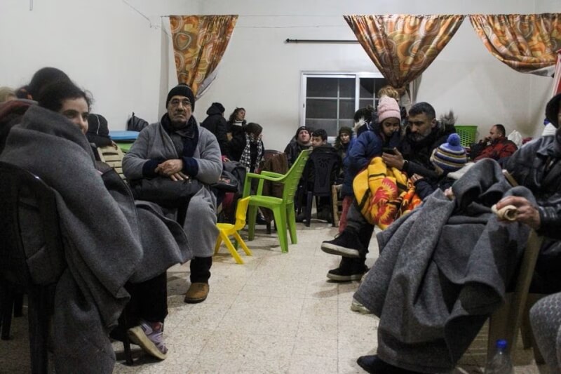 6日震後敘利亞災民至阿勒波的臨時收容所避難。（路透社）