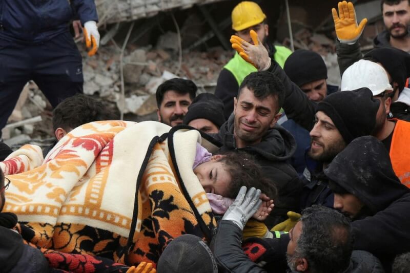 圖為土耳其迪亞巴克爾省救援人員7日將受困孩童從受損建物中抱出。（路透社）