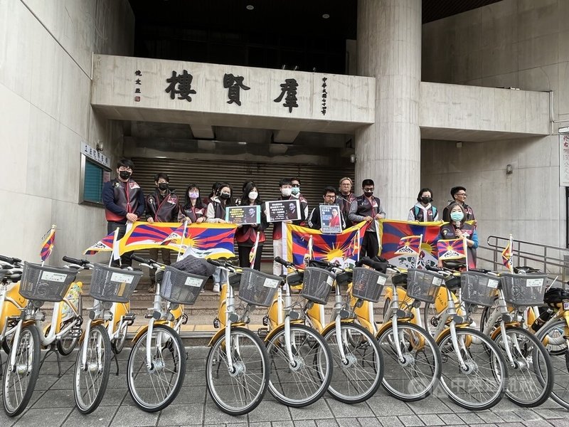 西藏抗暴日前夕，西藏台灣人權連線等團體2月8日發起「為西藏自由而騎」，期待獲得更多台灣社會對於西藏受迫苦難的關注，騎乘路線起於二二八和平公園，終點為台北101，途經立法院群賢樓暫停短講，現場拉起雪山獅子旗。中央社記者李雅雯攝 112年2月8日