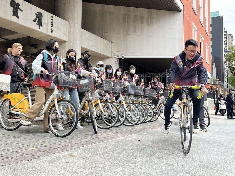 西藏抗暴日前夕，西藏台灣人權連線等團體2月8日發起「為西藏自由而騎」，期待獲得更多台灣社會對於西藏受迫苦難的關注。騎乘路線起於二二八和平公園，途經立法院群賢樓，終點為台北101，西藏台灣人權連線常務理事札西慈仁（右）騎乘單車和其他人出發前往下一站。中央社記者李雅雯攝  112年2月8日