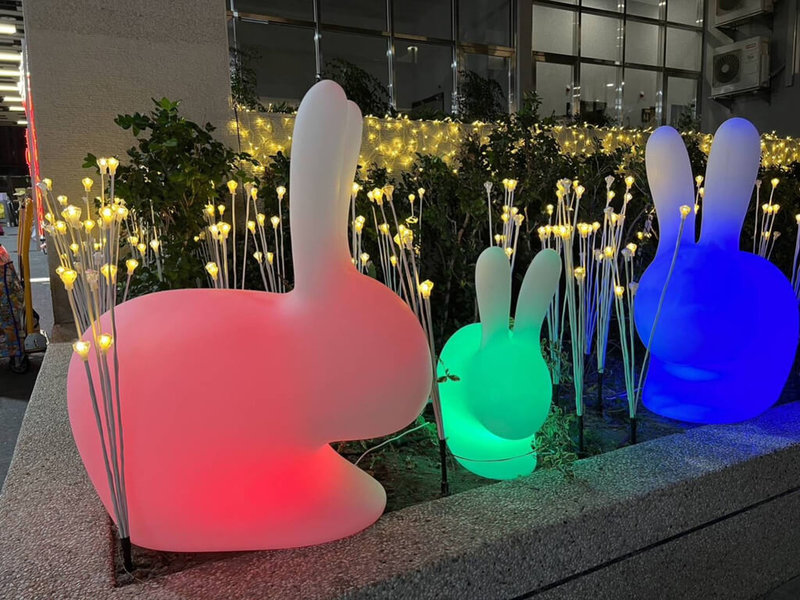 台中市政府交通局在豐原轉運中心設置兔型變色燈，讓民眾搭車也能賞花燈。（台中市交通局提供）中央社記者趙麗妍傳真  112年2月8日
