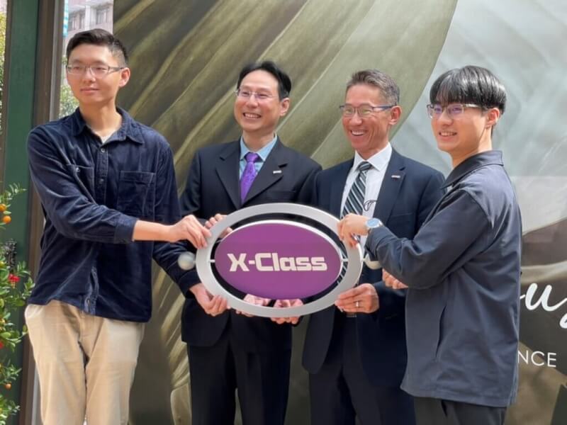 國立清華大學8日召開記者會，宣布推動「X-Class衝堂選課」機制，鬆綁框架，鼓勵學生自主彈性學習。右2為清大校長高為元。中央社記者陳至中台北攝 112年2月8日