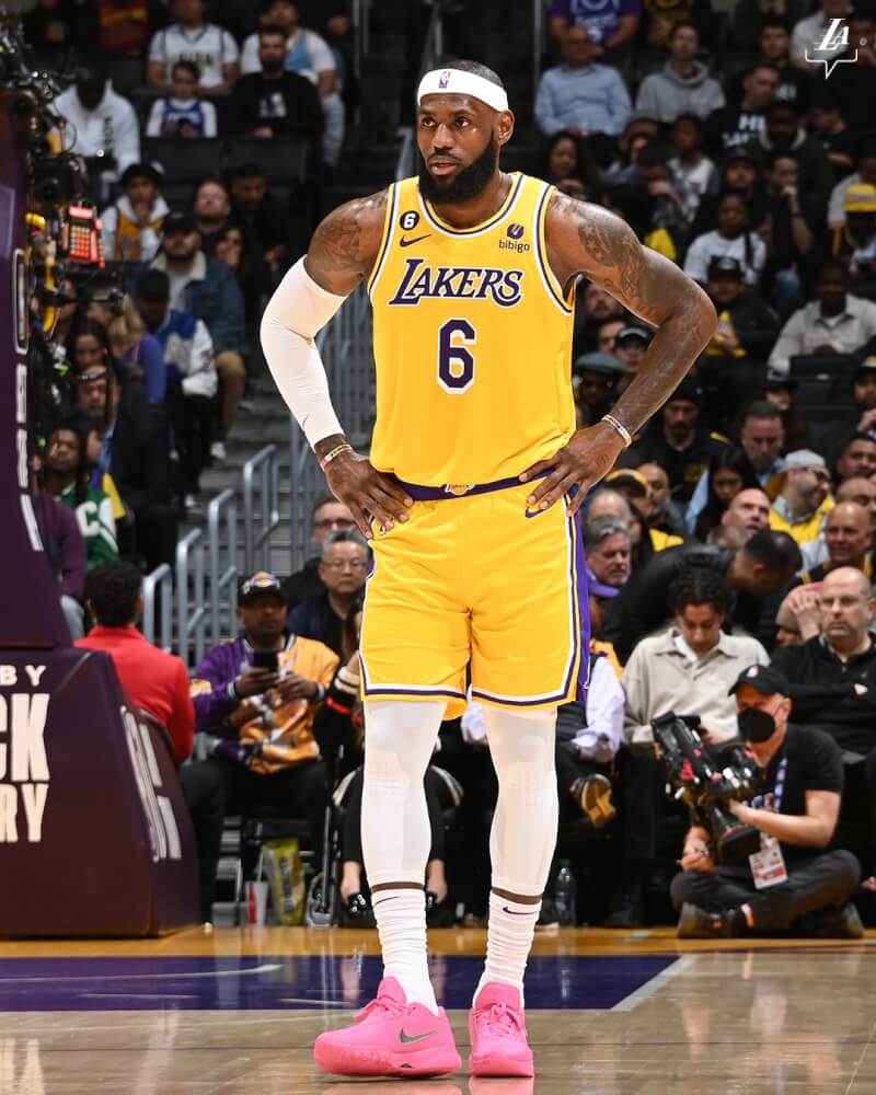 NBA洛杉磯湖人的詹姆斯（前）7日轟下38分，超越賈霸成為歷史得分王。（圖取自twitter.com/Lakers）