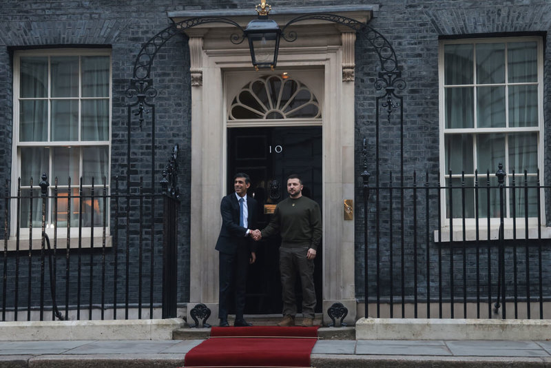 烏克蘭總統澤倫斯基（右）8日閃電訪問英國，首相蘇納克（左）親自接機，並以紅地毯歡迎澤倫斯基至官邸唐寧街10號進行會談。（英國首相府提供）中央社記者陳韻聿倫敦傳真  112年2月8日