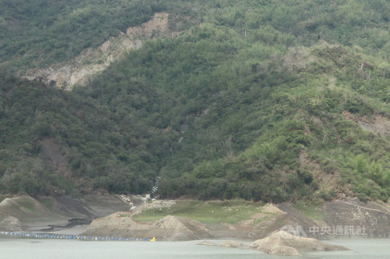 台南南化水庫因集水區降雨量偏少，加上高雄旗山溪川流量不足，無法執行越域引水，蓄水率8日降到60%以下。圖為南化水庫越域引水入流處。中央社記者楊思瑞攝  112年2月8日