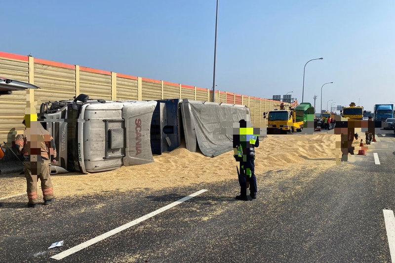 1輛載運稻米的營業半聯結車8日下午行經國1北向331公里台南仁德路段時，追撞另1輛營業半聯結車，造成2車側翻，穀物散落一地。（讀者提供）中央社記者楊思瑞台南傳真 112年2月8日