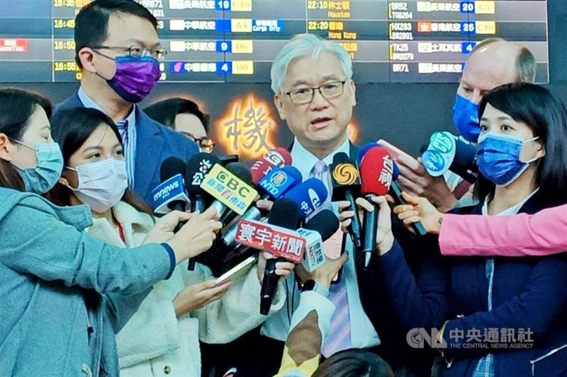 國民黨副主席夏立言（中）8日率團訪中國，在機場接受媒體聯訪表示，此行沒有任何政治目的，就是關懷民生、對話溝通，只要是台灣人關心的問題，都會在適當時候表達。中央社記者吳睿騏桃園機場攝 112年2月8日