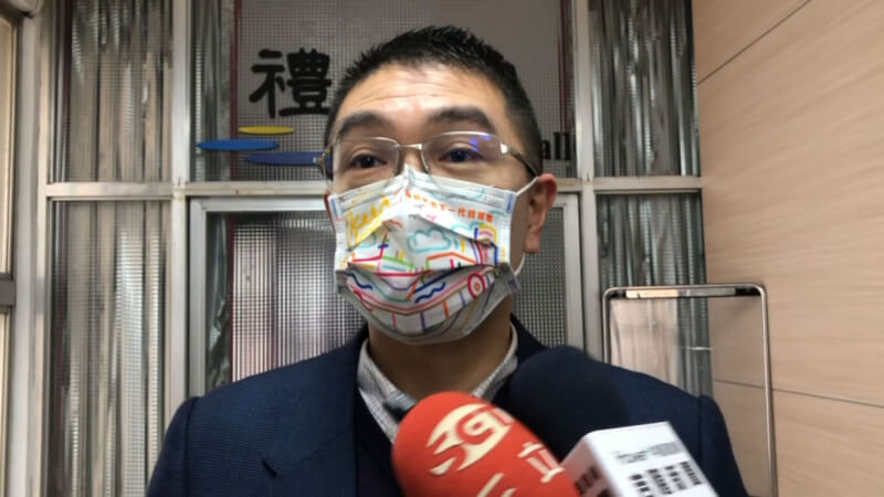 基隆市政府發言人余治明在臉書粉絲專頁仿效時事哏，發文提到「煩死了，好想出國」引發議論，基隆市長謝國樑（圖）8日出席在市府舉辦的里鄰長參訪座談會，受訪時鞠躬道歉，並表示未來在發言的管控，一定會更謹慎、小心。中央社記者王朝鈺攝 112年2月8日