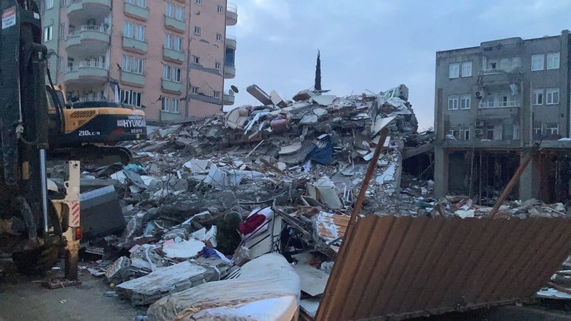 土耳其強震造成多人死傷。台灣搜救隊第一梯次成員8日中午（台灣時間）已抵達土耳其災區阿德亞曼並展開救援，現場為坍塌的8層樓高建物。（消防署提供）中央社記者黃麗芸傳真 112年2月8日