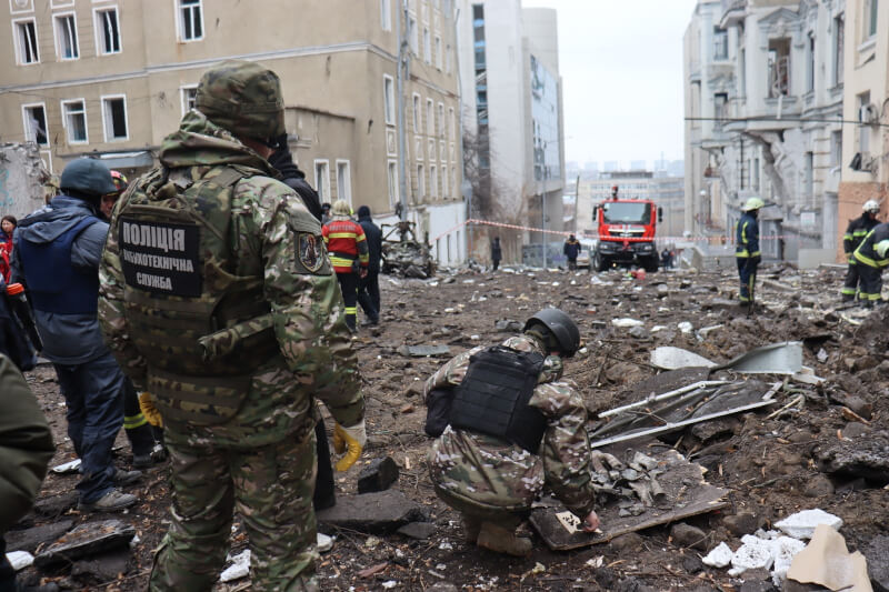 圖為烏克蘭警方5日在哈爾科夫地區檢視遭俄羅斯砲擊的街道。（圖取自facebook.com/UA.National.Police）