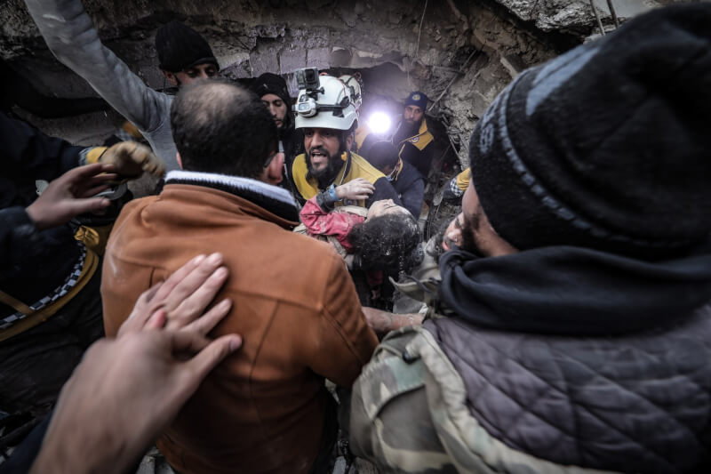 在敘利亞西北部的震災地區，缺乏設備及氣溫極冷阻礙救援行動，搜救人員只能用克難工具與雙手清出成堆瓦礫。圖為救難人員7日在敘利亞阿勒坡市救出孩童。（圖取自twitter.com/SyriaCivilDef）