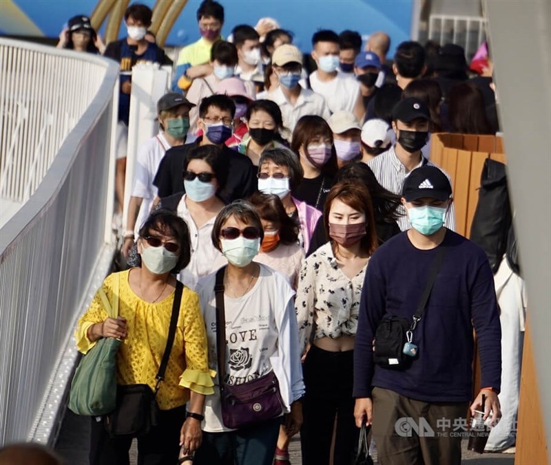 圖為高雄市鹽埕區戶外景點3日午後遊憩人潮多，多數民眾仍戴好口罩活動。（中央社檔案照片）