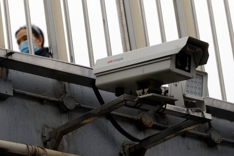 圖為中國北京天橋上的海康威視攝影機。（路透社）
