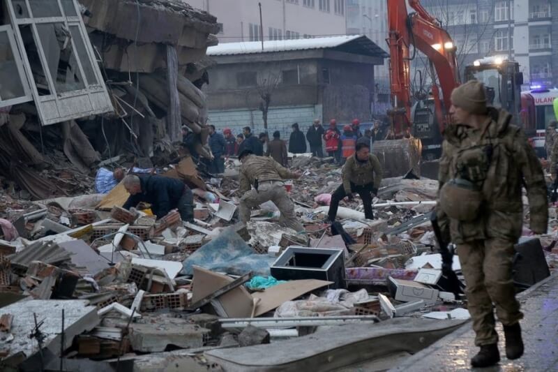 土耳其6日強震後，人們在倒塌建物中尋找倖存者。（路透社）