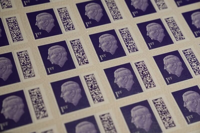 英國皇家郵政8日公布首款印有國王查爾斯三世肖像的郵票。（路透社）
