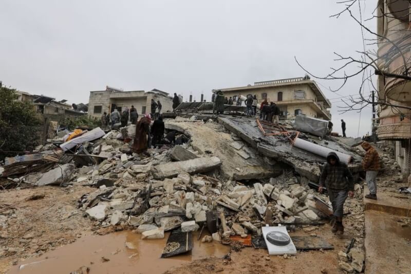 敘利亞6日與鄰國土耳其同遭強震襲擊，敘利亞阿勒坡省堅達里斯鎮救援人員努力在瓦礫堆下尋找生還者。（路透社）