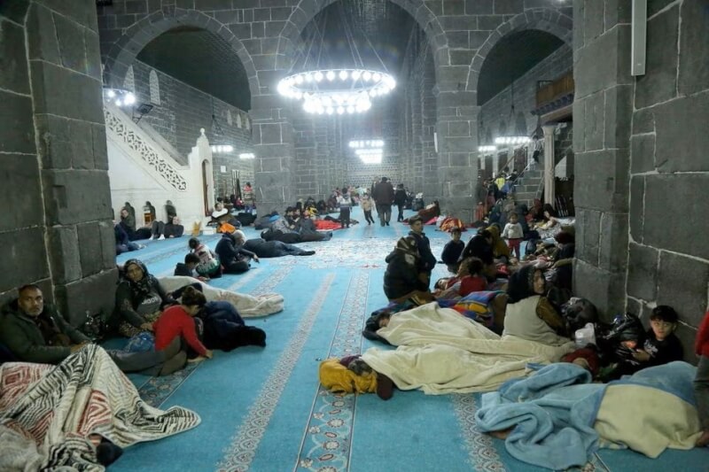圖為土耳其迪亞巴克爾省民眾7日在清真寺裡避難。（路透社）