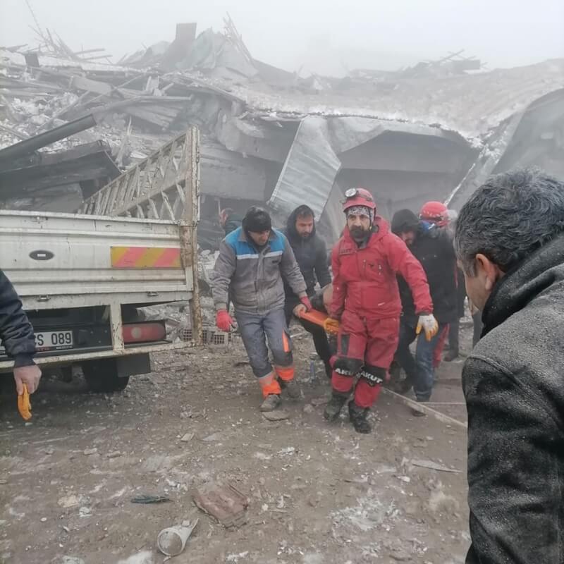 土耳其、敘利亞強震約45小時後逾7800人罹難。圖為伊斯坦堡搜救團AKUT 6日在卡拉曼馬拉斯省救災。（圖取自facebook.com/AKUT）
