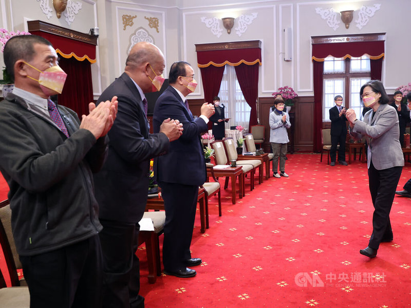 總統蔡英文（右）9日上午在總統府接見「110年度績優捐血人代表」，向台灣血液基金會董事長侯勝茂（左3）等人致意。中央社記者鄭傑文攝  112年2月9日